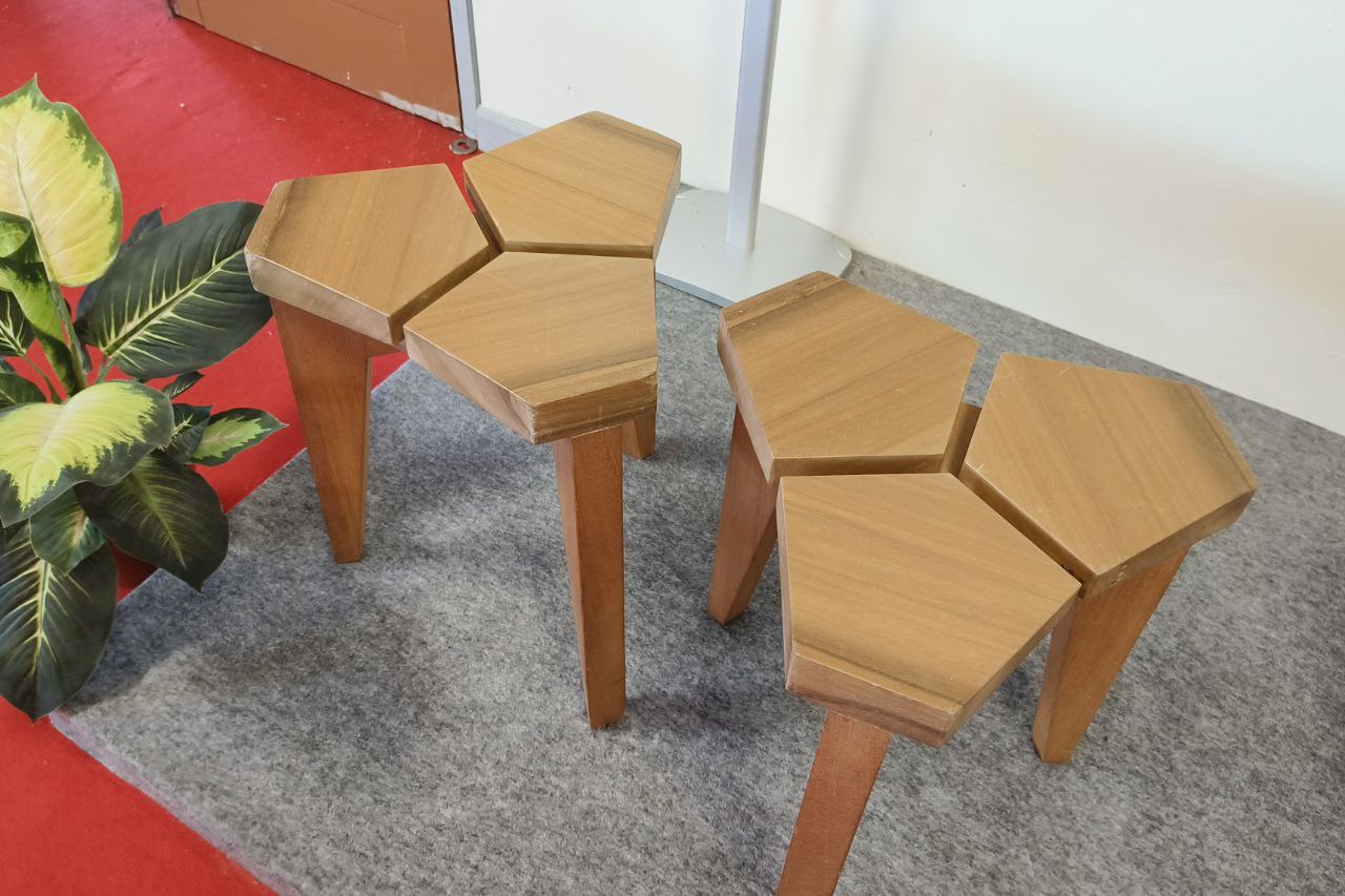 Bangku Kaki Tiga
